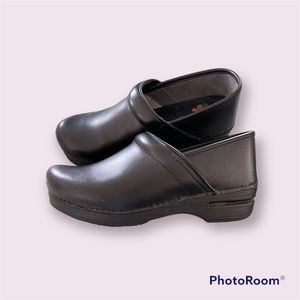 Dansko XP Black Professional Clog Size
40-B (9.5-10)